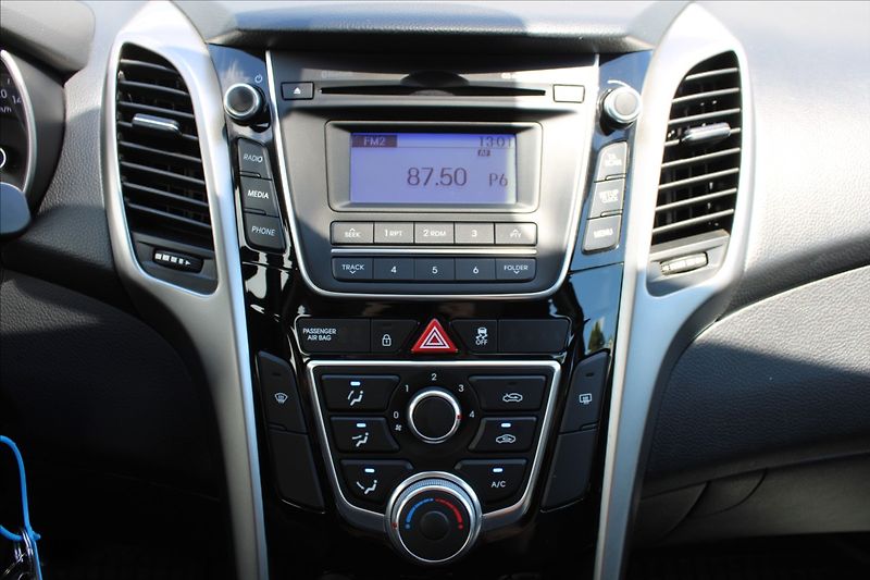 Hyundai i30 1,6 i  NOVÉ V ČR - fotka 14 z 36
