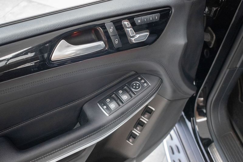 Mercedes-Benz GLS 500 4MAT*AMG*AIR*360*HK*7MÍST - fotka 18 z 65