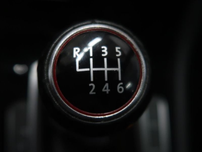 Volkswagen Golf 2,0 TSI 180kW GTI Performance - fotka 28 z 41