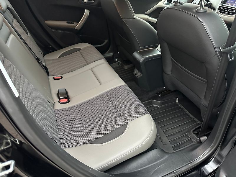 Peugeot 2008 (2017) Allure 1.6Hdi 88kw - fotka 12 z 24