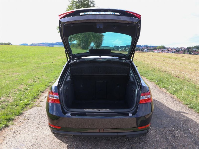 Škoda Superb 2,0 TDI 147kW 4x4 DSG Style+ C - fotka 9 z 34