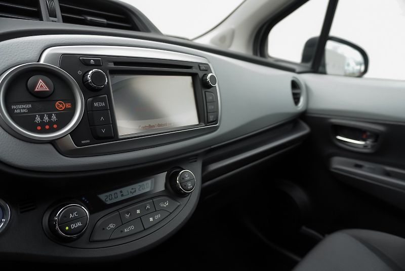 Toyota Yaris 1.5 Hybrid LOUNGE - fotka 13 z 23