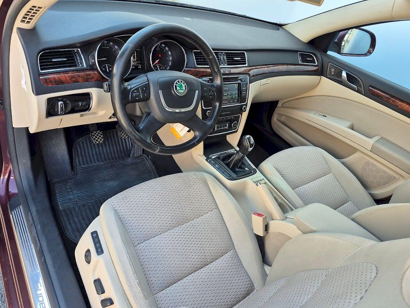 Škoda Superb (2010) Elegance 2.0 TDI 103kW Combi - fotka 12 z 22