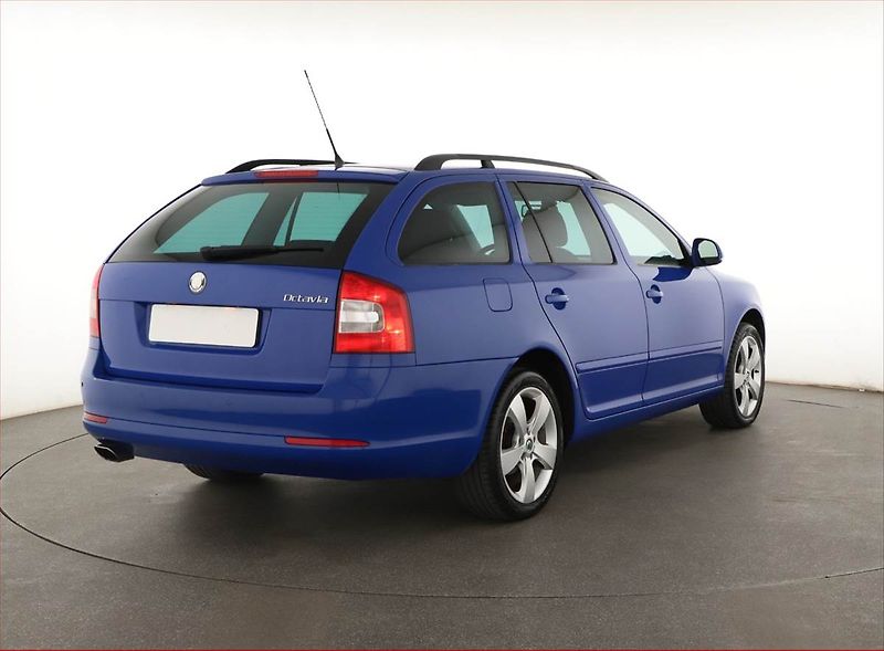 Škoda Octavia (2009) 1.6, Tempomat, Park. senzory - fotka 5 z 14