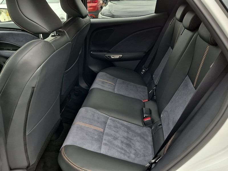 Lexus LBX 1.5HEV 4X4 COOL Advanced Premi - fotka 10 z 26