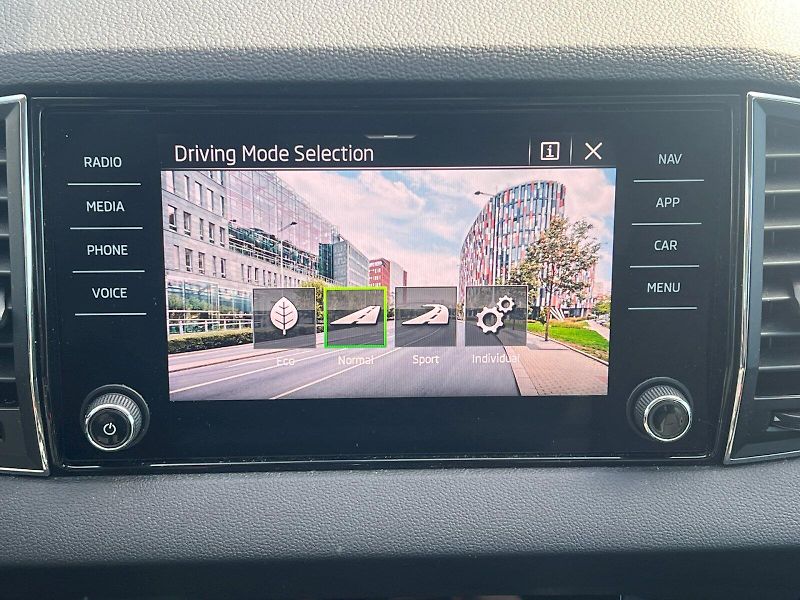 Škoda Karoq (2022) Style Plus 1.5TSi 110kW 6°manu - fotka 24 z 30