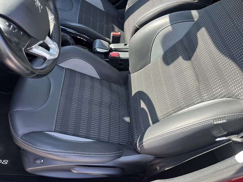 Peugeot 2008 (2017) 1.2FTS 81Kw PureTech Tažné - fotka 14 z 33