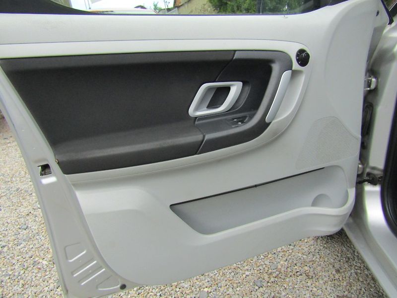 Škoda Roomster (2007) 1.6 16V 77kW - fotka 18 z 36