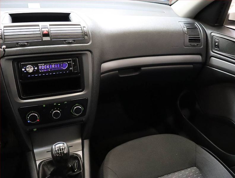 Škoda Octavia (2011) 1.6 TDI, nová STK, rezervace - fotka 8 z 16