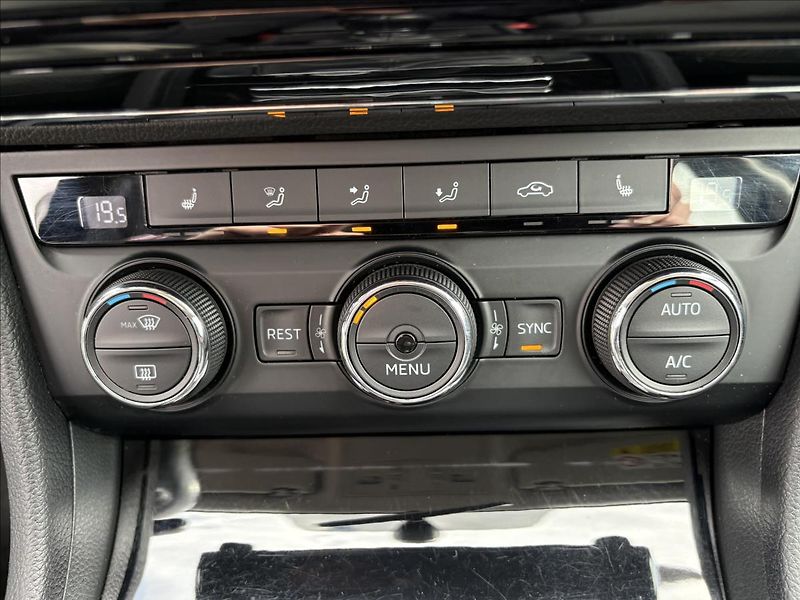Škoda Superb 1,6 TDi 88kW Xenon,ACC,Výhřev - fotka 13 z 36