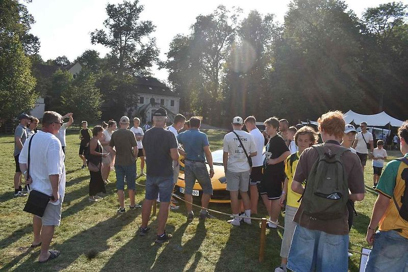Na zámku Blatná se konala v sobotu 31. srpna 2024 přehlídka výjimečných vozidel Concorso Castle Blatna 2024.