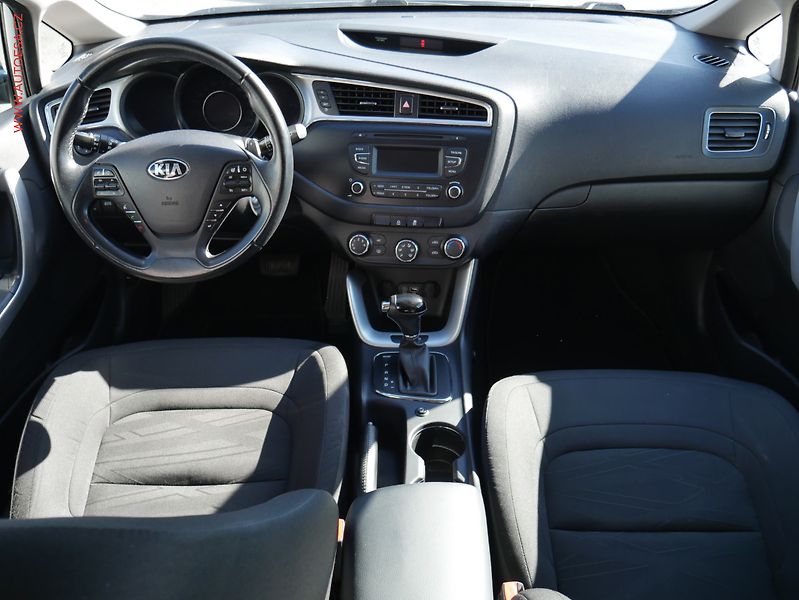 Kia Ceed (2017) 1.6 CRDi, ČR, AC, výhřev sed - fotka 10 z 22