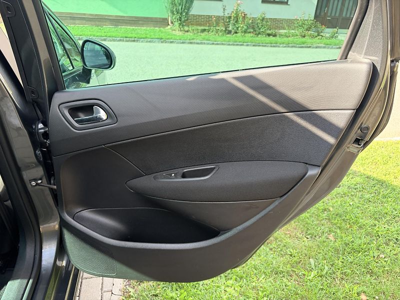 Peugeot 308 SW 1.6i PANORAMA LPG - fotka 23 z 27
