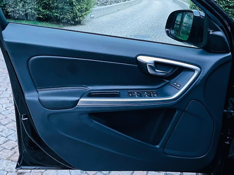 Volvo V60 2.4D4 5V AUTOMAT KAMERA TAŽNÉ - fotka 30 z 50