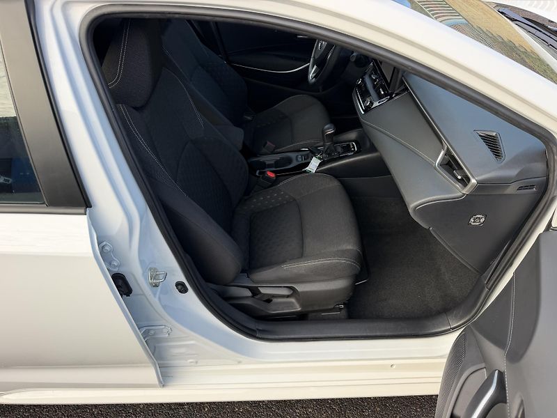 Toyota Corolla Kombi 1,8i hybrid automat  - fotka 16 z 19