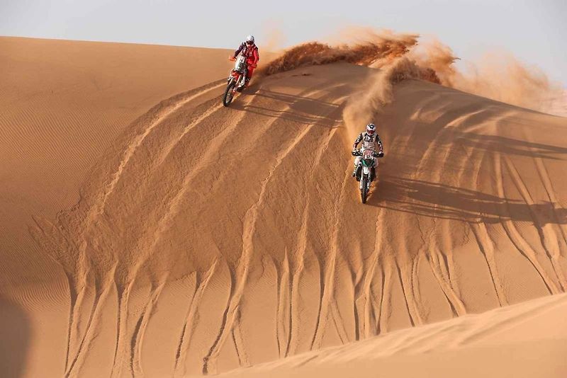 Účastníci Rallye Dakar zdolávají obrovské duny