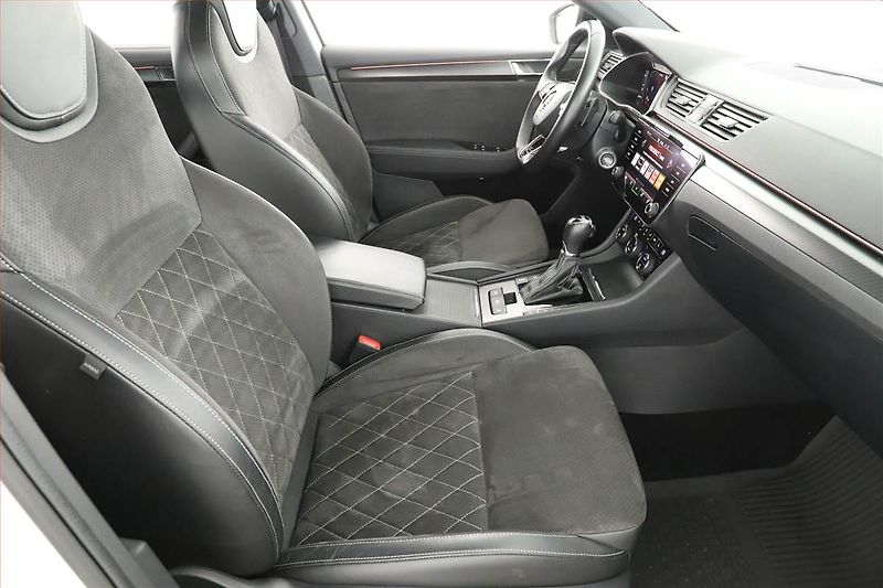 Škoda Superb (2022) Sportline 2.0 TDI - fotka 7 z 21