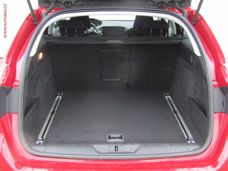 Peugeot 308 (2014) 1.2 PT, ČR, Allure, LED - fotka 7 z 17