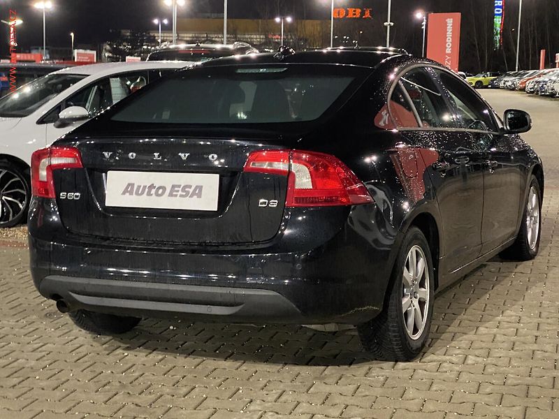 Volvo S60 (2012) 2.0 D3, Kinetic, navi - fotka 4 z 17