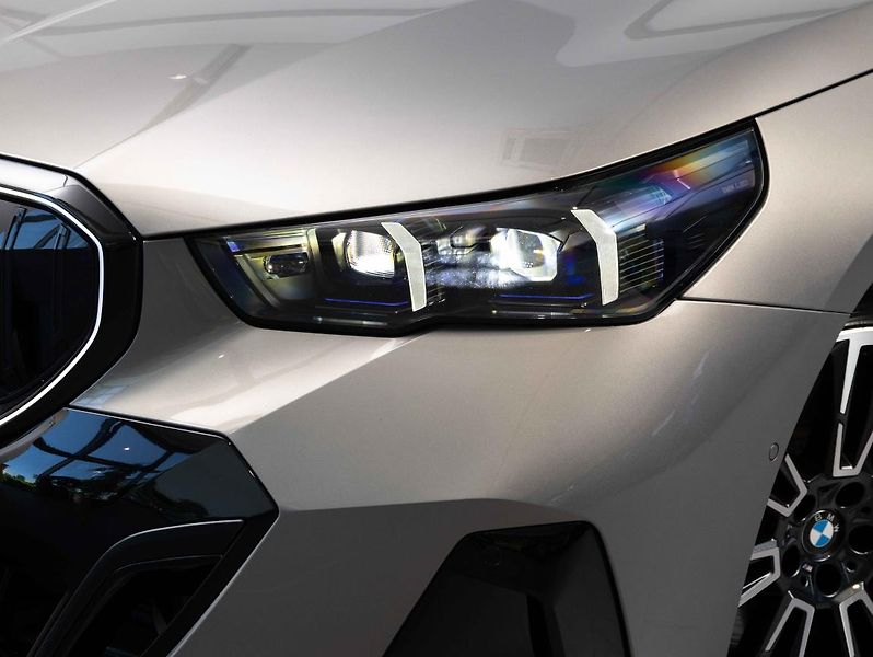 BMW Řada 5 540d xDrive Touring - fotka 8 z 23