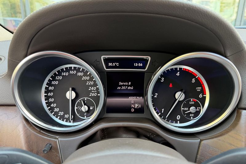 Mercedes-Benz GL (2014) GL 350 Bluetec 4Matic - fotka 29 z 42