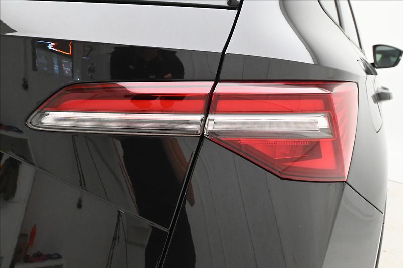 Škoda Karoq 2,0 TDI 110 kW VIRTUAL Kamera - fotka 29 z 30
