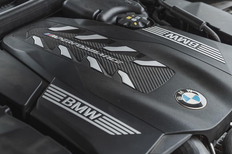 BMW Řada 5 (2020) M550i xdrive - fotka 16 z 19