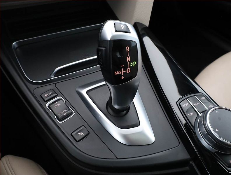 BMW Řada 3 (2017) 320d xDrive GT, 4X4, Automat - fotka 12 z 20