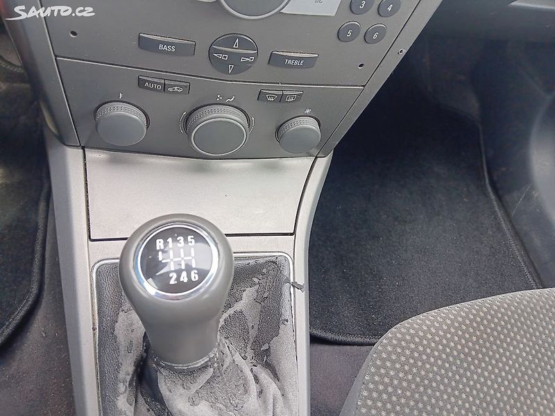 Opel Astra 1.7 CDTI - fotka 21 z 24
