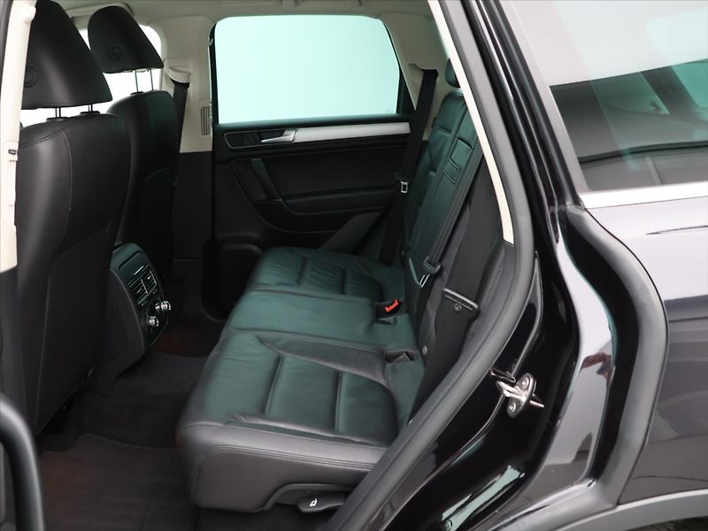 Volkswagen Touareg 3,0 TDI DSG 4M Exclusive 1.Maj - fotka 14 z 31