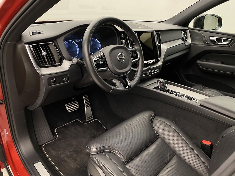 Volvo XC60 B5 AWD R-DESIGN AUT CZ - fotka 4 z 55