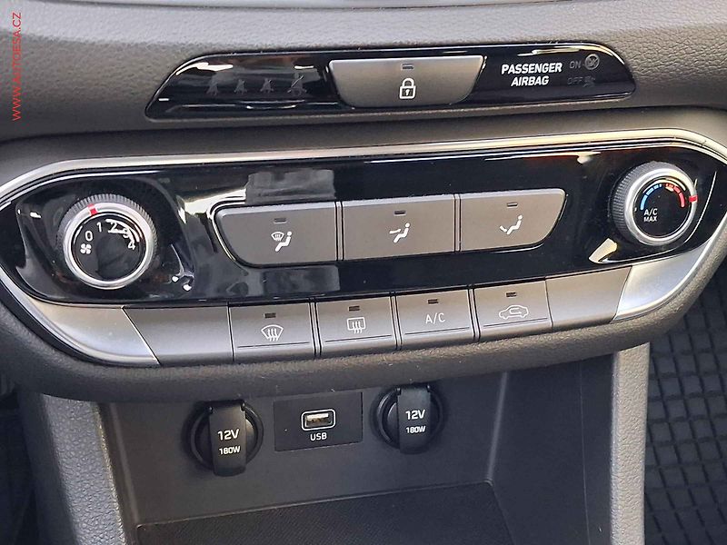 Hyundai i30 (2021) 1.0 T-GDi, ČR, Kamera - fotka 15 z 18