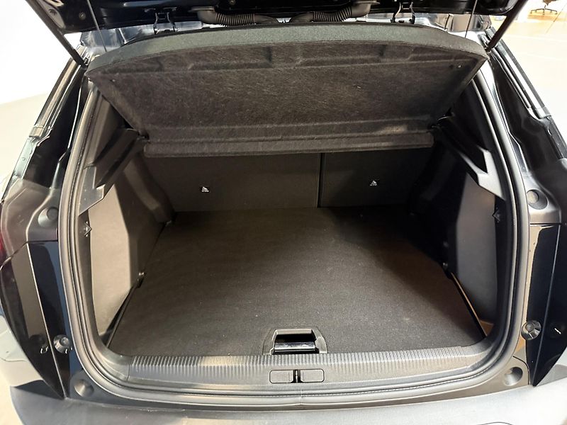 Peugeot 2008 ALLURE 1.2 PureTech 130 S&S EA - fotka 11 z 12