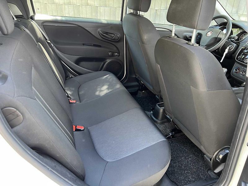 Fiat Punto 1.2 8v 51 kW 43.000KM - fotka 8 z 15