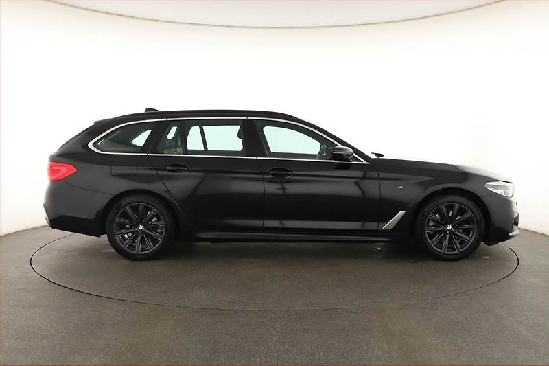 BMW Řada 5 (2020) 520d xDrive - fotka 6 z 21