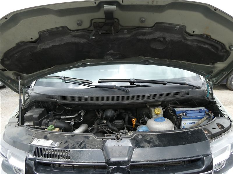 Volkswagen Caravelle 2,5 TDi 96kW LONG 8.míst,závěs - fotka 31 z 33