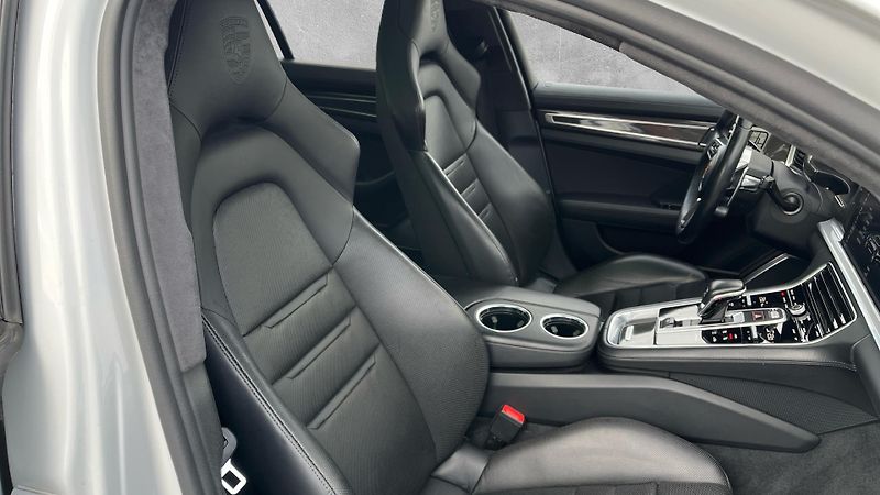Porsche Panamera Turbo S E-Hybrid - fotka 17 z 30