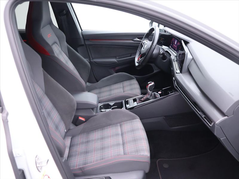 Volkswagen Golf 2,0 TSI GTI 180kW Virtual DPH - fotka 12 z 35