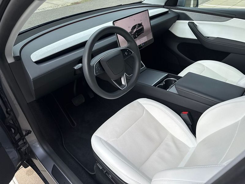 Tesla Model Y (2025) - fotka 29 z 76