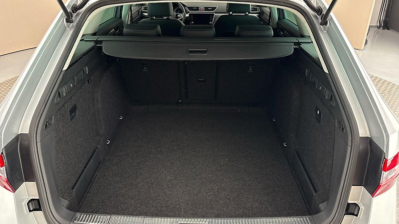 Škoda Superb 2.0 TDI DSG Style Combi - fotka 17 z 31