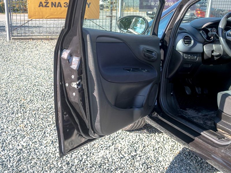 Fiat Punto Evo (2011) 1.4i 55KW – PO VELKÉ SERVISU - fotka 9 z 39
