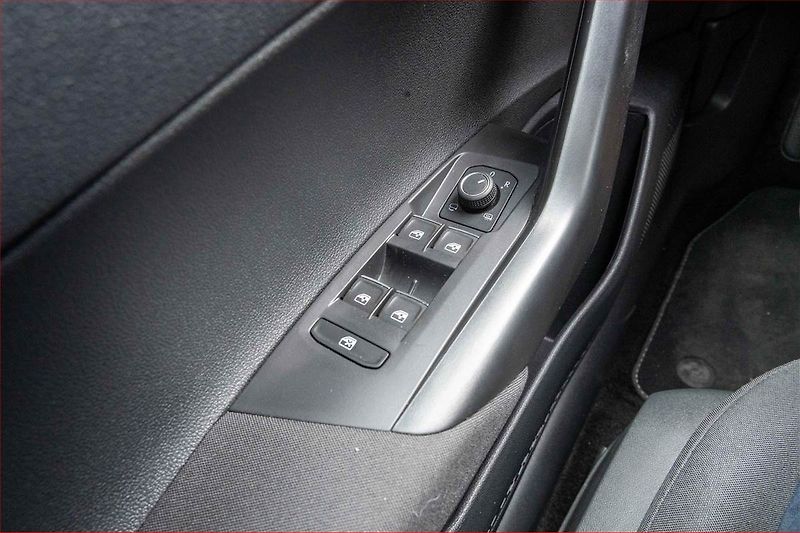 Volkswagen Taigo (2022) R-Line 1.0 TSI - fotka 15 z 16