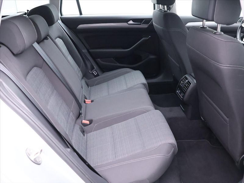 Volkswagen Passat 2,0 TDI 110kW DSG 1.Maj. DPH - fotka 14 z 39