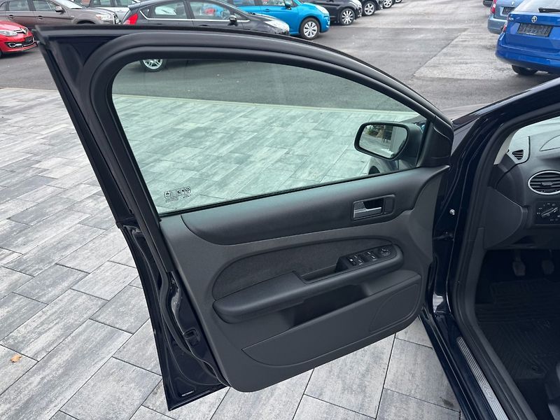 Ford Focus (2007) Ghia 2.0i 107kW - fotka 9 z 30