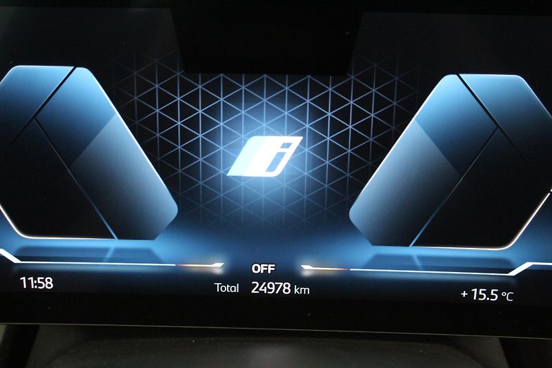 BMW iX xDrive40 - fotka 20 z 29