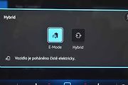 Při nabité baterii lze zvolit hybridní nebo čistě elektrický pohon