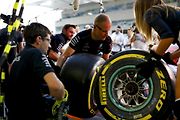 F1 2017 GP Abu Dhabi - Valtteri Bottas (Mercedes) ukazuje, že by dokázal zaskočit i za své kolegy mechaniky