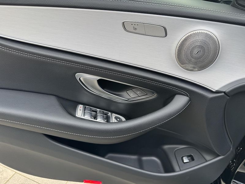 Mercedes-Benz Třídy E (2022) E 300de 4MATIC AMG Hybrid Tažn - fotka 18 z 28