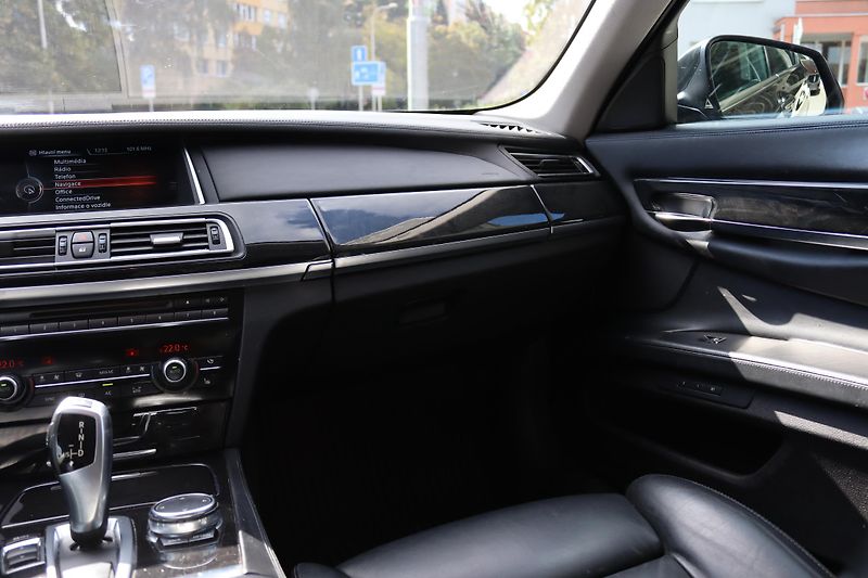 BMW Řada 7 730D XDRIVE F01 190kW - fotka 29 z 48