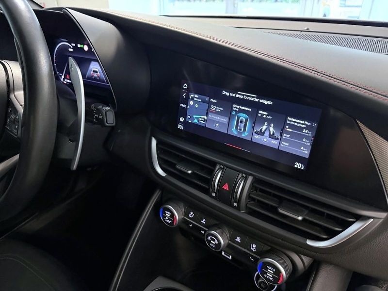 Alfa Romeo Giulia (2023) 2.0 T 280k AT8 ZF Q4 4x4 Compe - fotka 11 z 23